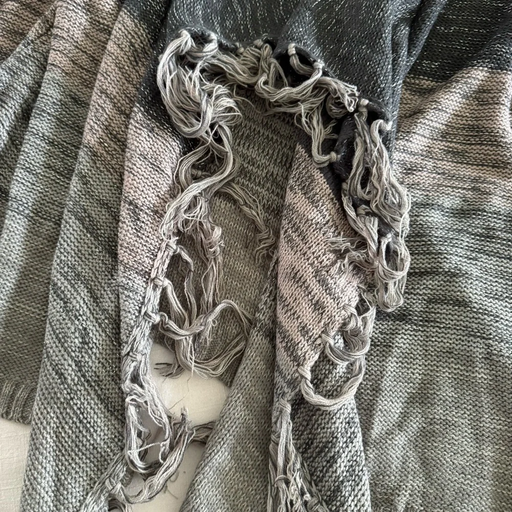 Knox Rose Fringe Open Front Boho Kimono Cardigan Gray/Pink Sparkle Silver Thread